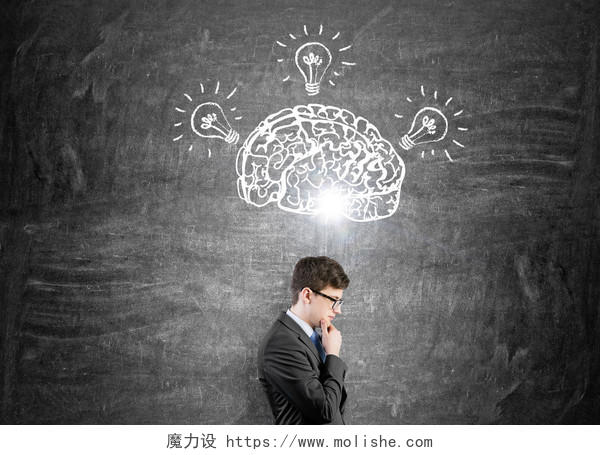 大脑和三个灯泡画在黑色黑板上思维思维提高记忆力思考
